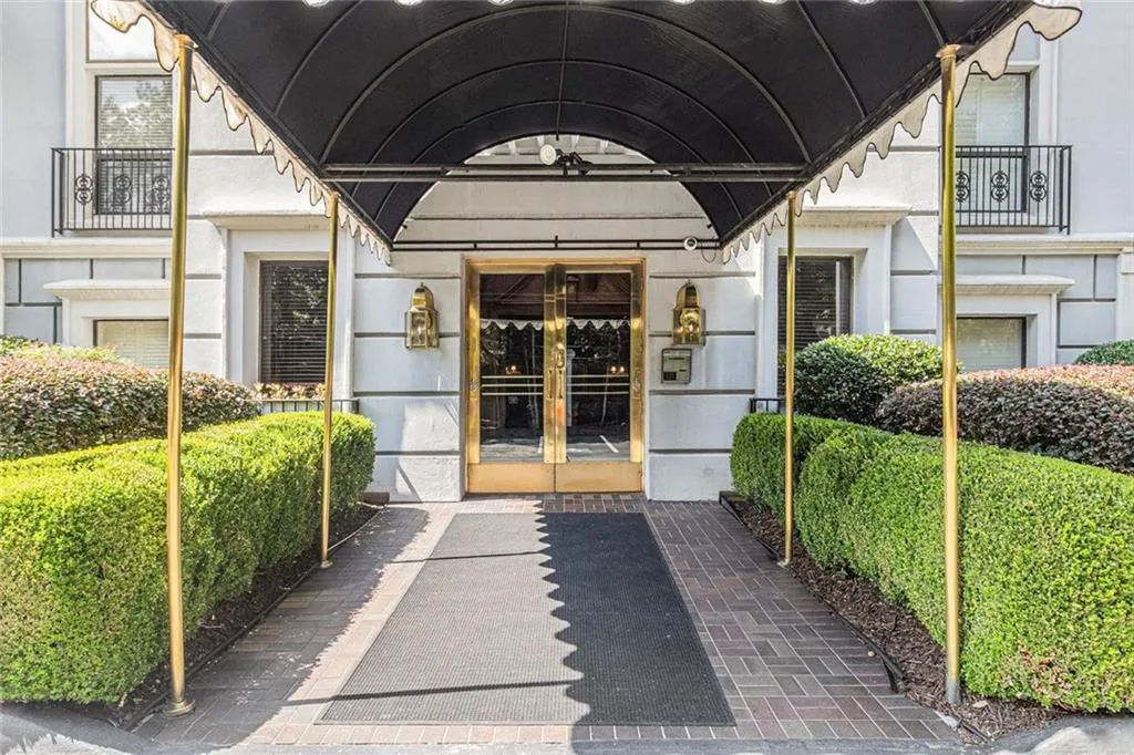 3201 Lenox Road Ne Unit 23, Atlanta, Georgia 30324, 2 Bedrooms Bedrooms, ,2 BathroomsBathrooms,Residential,For Sale,3201 Lenox Road Ne Unit 23,7595182