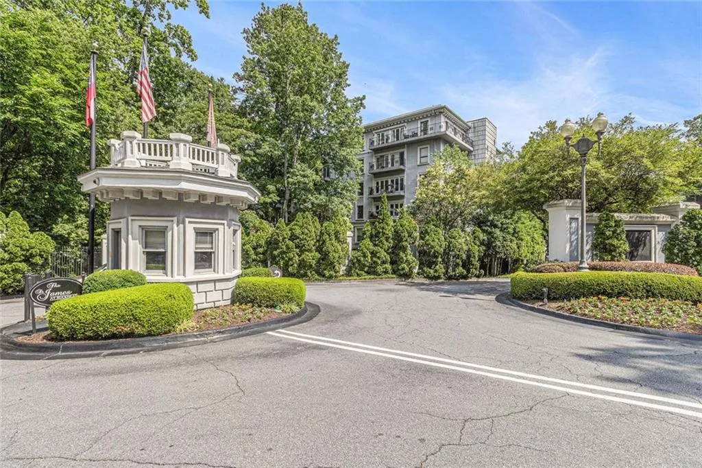 3201 Lenox Road Ne Unit 23, Atlanta, Georgia 30324, 2 Bedrooms Bedrooms, ,2 BathroomsBathrooms,Residential,For Sale,3201 Lenox Road Ne Unit 23,7595182