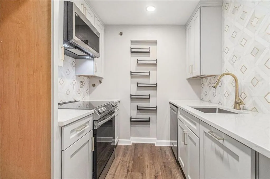 3201 Lenox Road Ne Unit 23, Atlanta, Georgia 30324, 2 Bedrooms Bedrooms, ,2 BathroomsBathrooms,Residential,For Sale,3201 Lenox Road Ne Unit 23,7595182