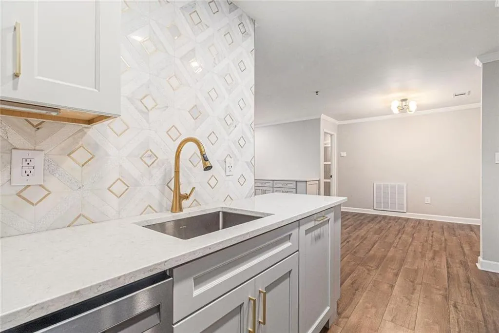 3201 Lenox Road Ne Unit 23, Atlanta, Georgia 30324, 2 Bedrooms Bedrooms, ,2 BathroomsBathrooms,Residential,For Sale,3201 Lenox Road Ne Unit 23,7595182