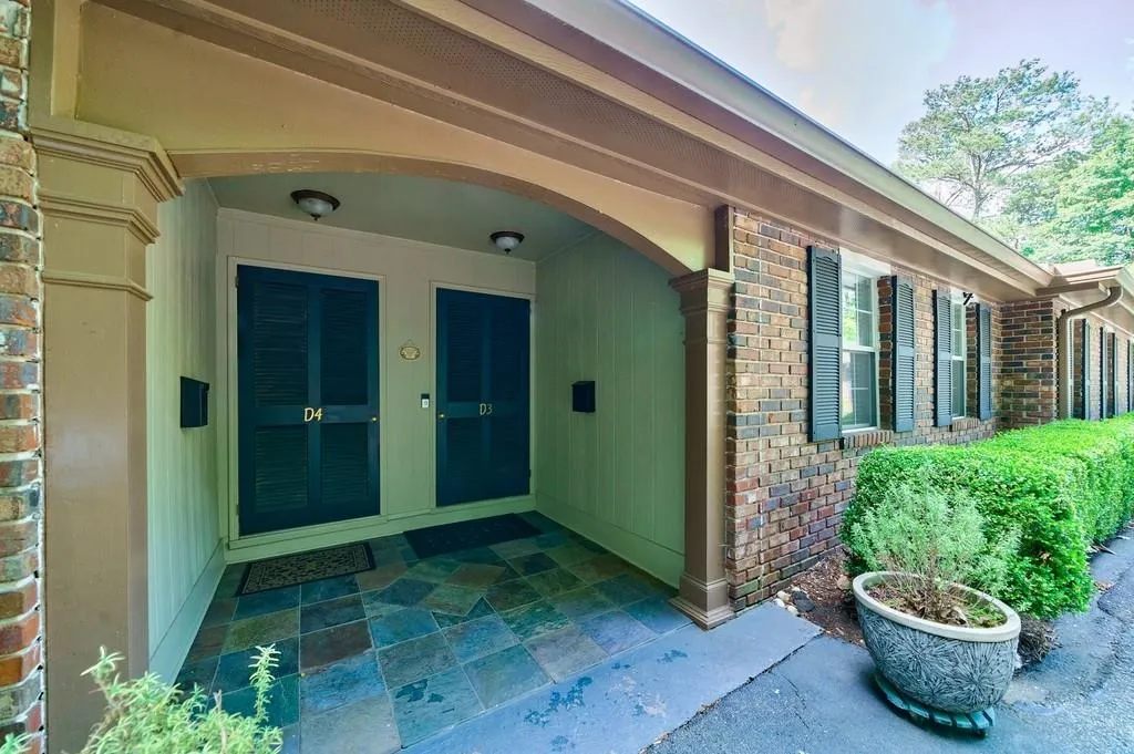 5375 Roswell Road Unit D3, Atlanta, Georgia 30342, 3 Bedrooms Bedrooms, ,2 BathroomsBathrooms,Residential,Sold,5375 Roswell Road Unit D3,7059658