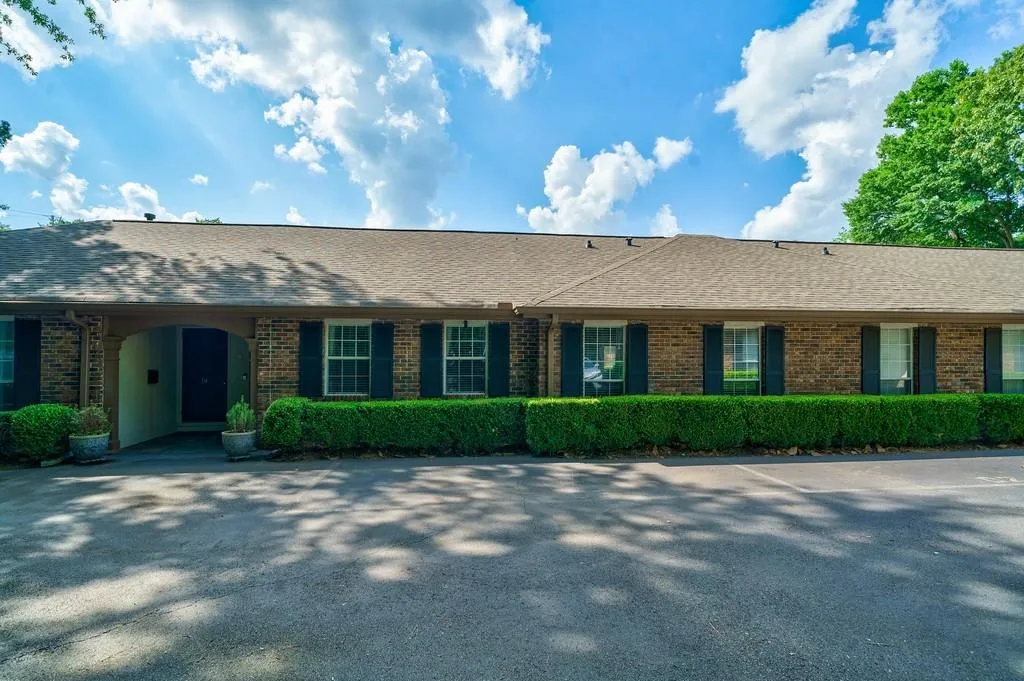 5375 Roswell Road Unit D3, Atlanta, Georgia 30342, 3 Bedrooms Bedrooms, ,2 BathroomsBathrooms,Residential,Sold,5375 Roswell Road Unit D3,7059658