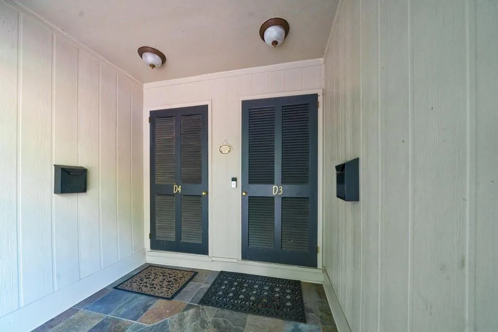5375 Roswell Road Unit D3, Atlanta, Georgia 30342, 3 Bedrooms Bedrooms, ,2 BathroomsBathrooms,Residential,Sold,5375 Roswell Road Unit D3,7059658
