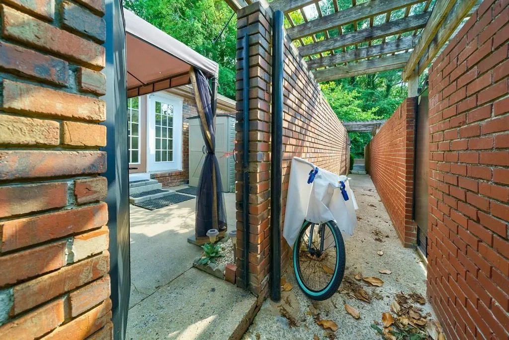 5375 Roswell Road Unit D3, Atlanta, Georgia 30342, 3 Bedrooms Bedrooms, ,2 BathroomsBathrooms,Residential,Sold,5375 Roswell Road Unit D3,7059658