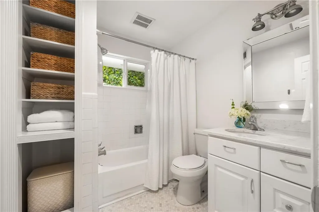 136 Peachtree Memorial Drive Nw Unit Nh2, Atlanta, Georgia 30309, 2 Bedrooms Bedrooms, ,1 BathroomBathrooms,Residential,For Sale,136 Peachtree Memorial Drive Nw Unit Nh2,7623314
