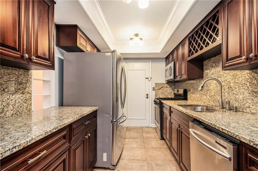 6851 Roswell Road Ne Unit M19, Sandy Springs, Georgia 30328, 4 Bedrooms Bedrooms, ,2 BathroomsBathrooms,Residential,Sold,6851 Roswell Road Ne Unit M19,7236710