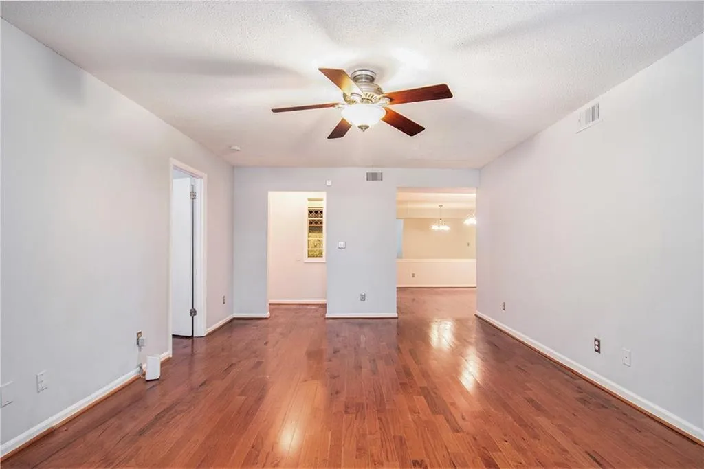 6851 Roswell Road Ne Unit M19, Sandy Springs, Georgia 30328, 4 Bedrooms Bedrooms, ,2 BathroomsBathrooms,Residential,Sold,6851 Roswell Road Ne Unit M19,7236710