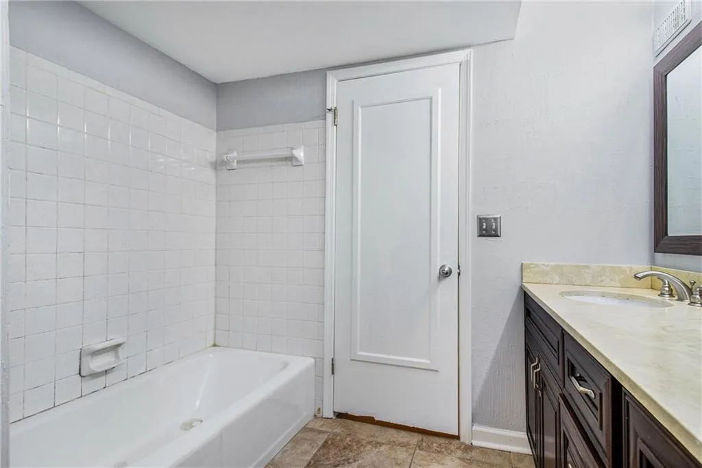 6851 Roswell Road Ne Unit M19, Sandy Springs, Georgia 30328, 4 Bedrooms Bedrooms, ,2 BathroomsBathrooms,Residential,Sold,6851 Roswell Road Ne Unit M19,7236710