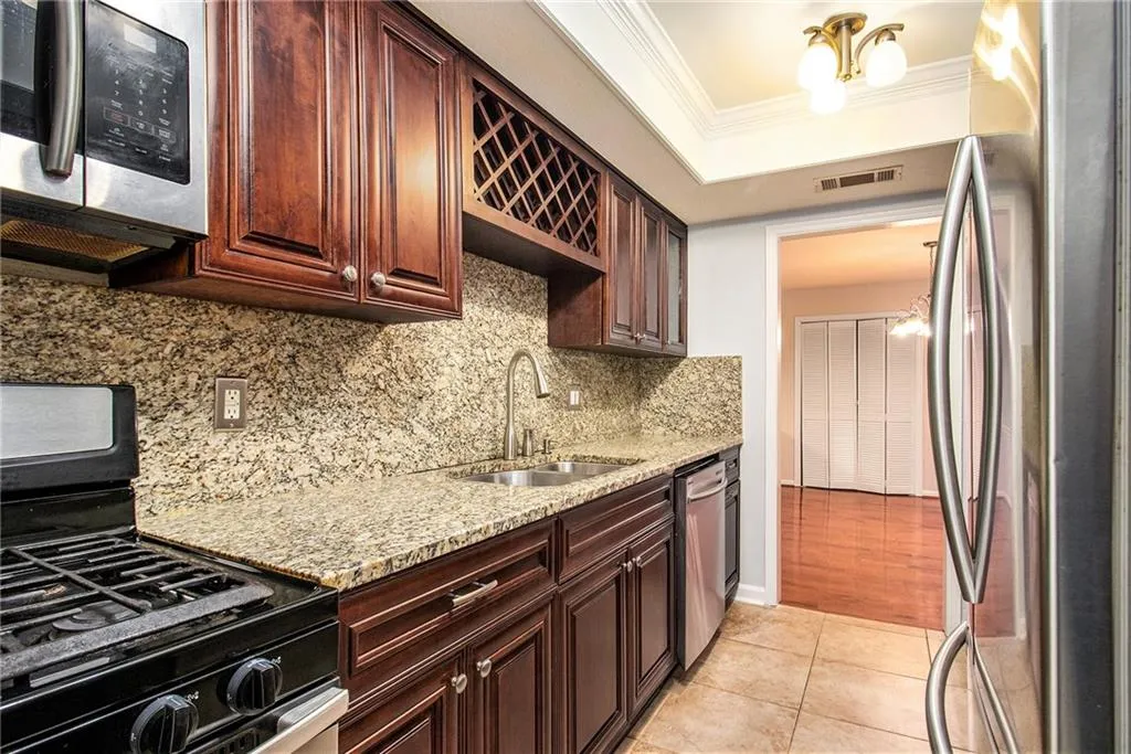 6851 Roswell Road Ne Unit M19, Sandy Springs, Georgia 30328, 4 Bedrooms Bedrooms, ,2 BathroomsBathrooms,Residential,Sold,6851 Roswell Road Ne Unit M19,7236710