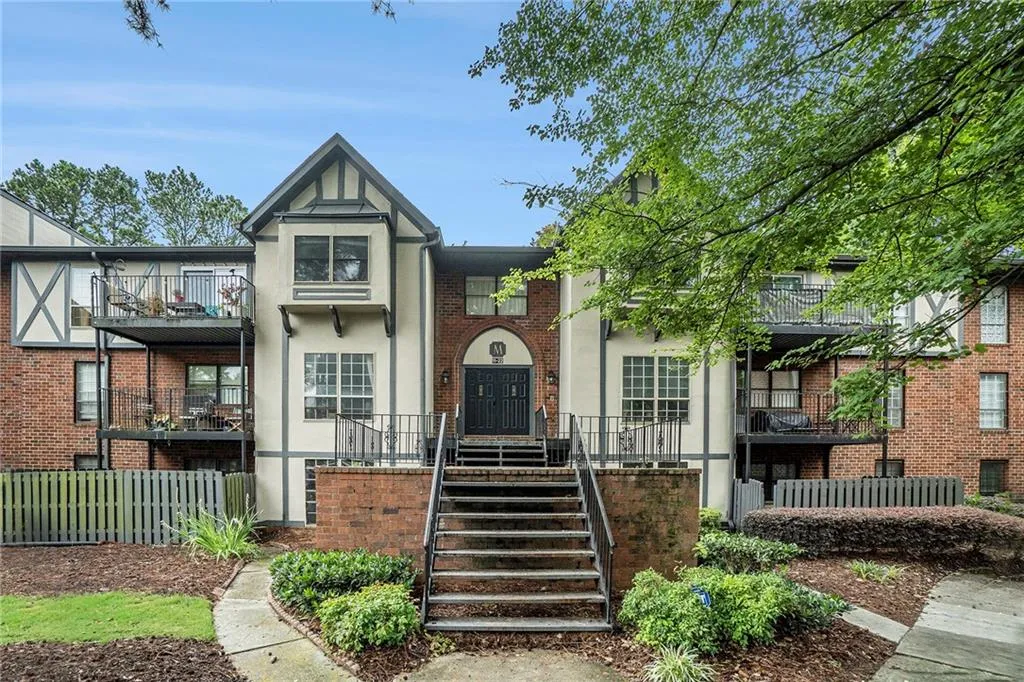 6851 Roswell Road Ne Unit M19, Sandy Springs, Georgia 30328, 4 Bedrooms Bedrooms, ,2 BathroomsBathrooms,Residential,Sold,6851 Roswell Road Ne Unit M19,7236710
