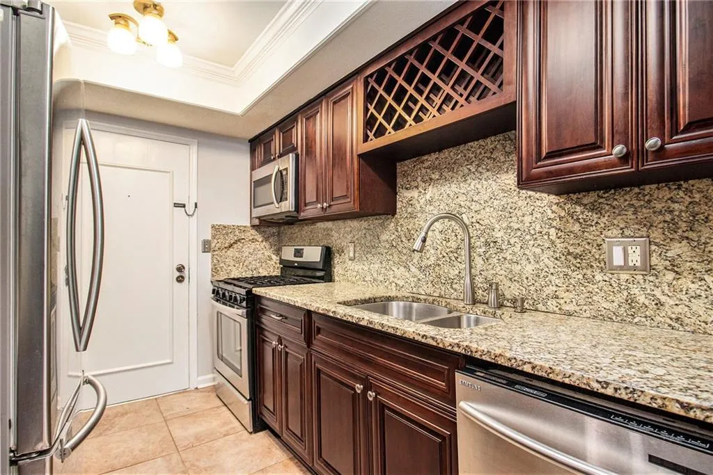 6851 Roswell Road Ne Unit M19, Sandy Springs, Georgia 30328, 4 Bedrooms Bedrooms, ,2 BathroomsBathrooms,Residential,Sold,6851 Roswell Road Ne Unit M19,7236710