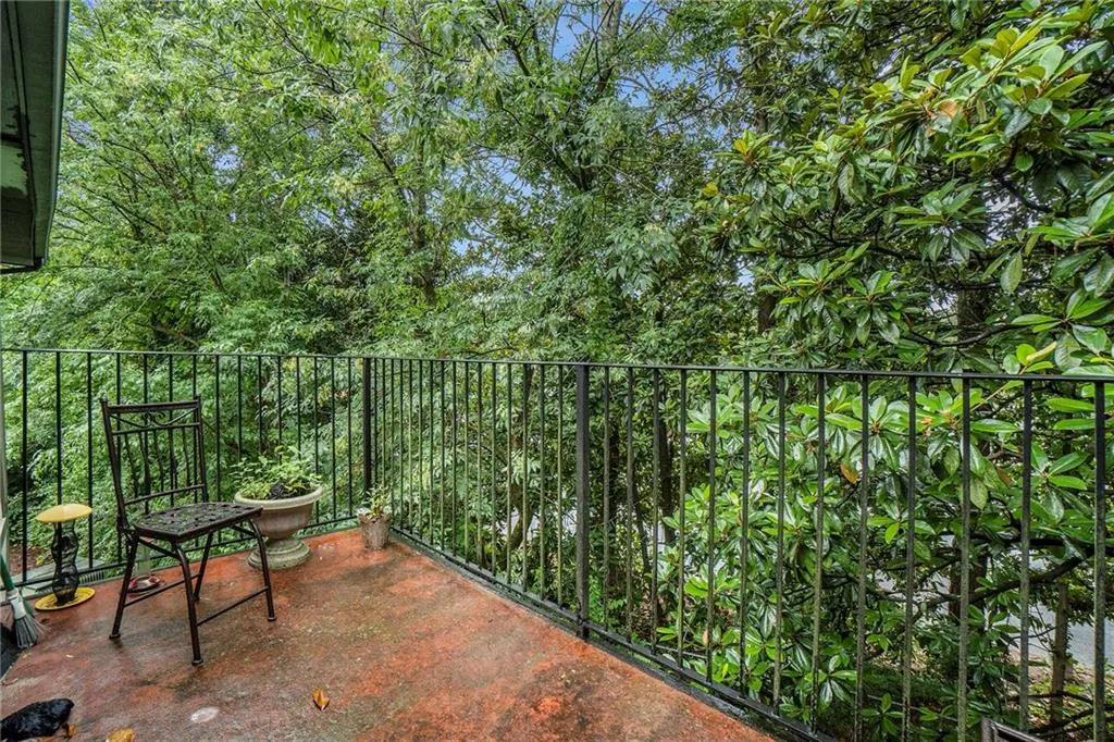 6851 Roswell Road Ne Unit M19, Sandy Springs, Georgia 30328, 4 Bedrooms Bedrooms, ,2 BathroomsBathrooms,Residential,Sold,6851 Roswell Road Ne Unit M19,7236710