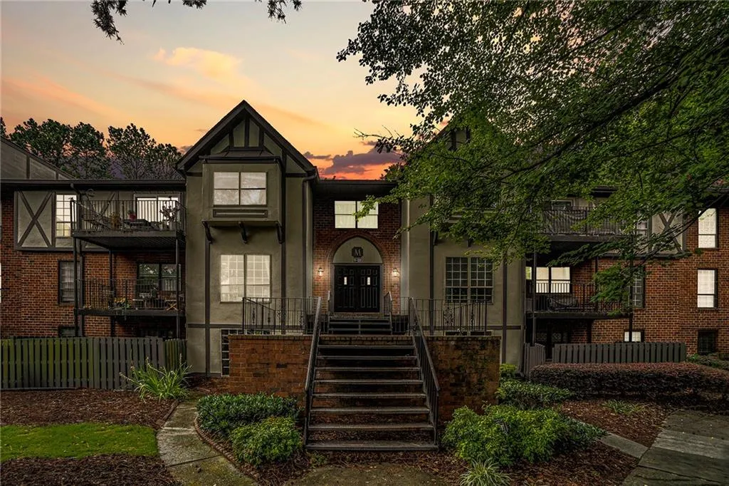 6851 Roswell Road Ne Unit M19, Sandy Springs, Georgia 30328, 4 Bedrooms Bedrooms, ,2 BathroomsBathrooms,Residential,Sold,6851 Roswell Road Ne Unit M19,7236710