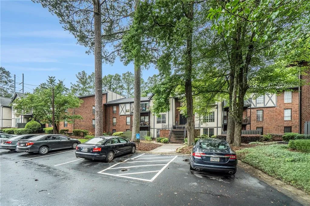 6851 Roswell Road Ne Unit M19, Sandy Springs, Georgia 30328, 4 Bedrooms Bedrooms, ,2 BathroomsBathrooms,Residential,Sold,6851 Roswell Road Ne Unit M19,7236710