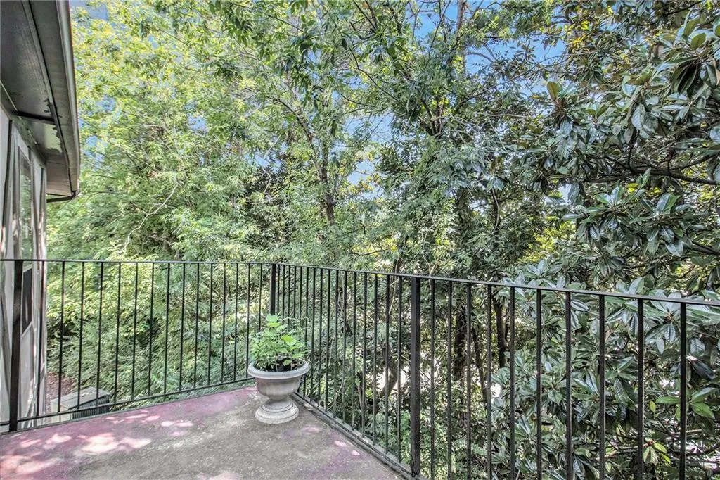 6851 Roswell Road Ne Unit M19, Sandy Springs, Georgia 30328, 4 Bedrooms Bedrooms, ,2 BathroomsBathrooms,Residential,Sold,6851 Roswell Road Ne Unit M19,7236710