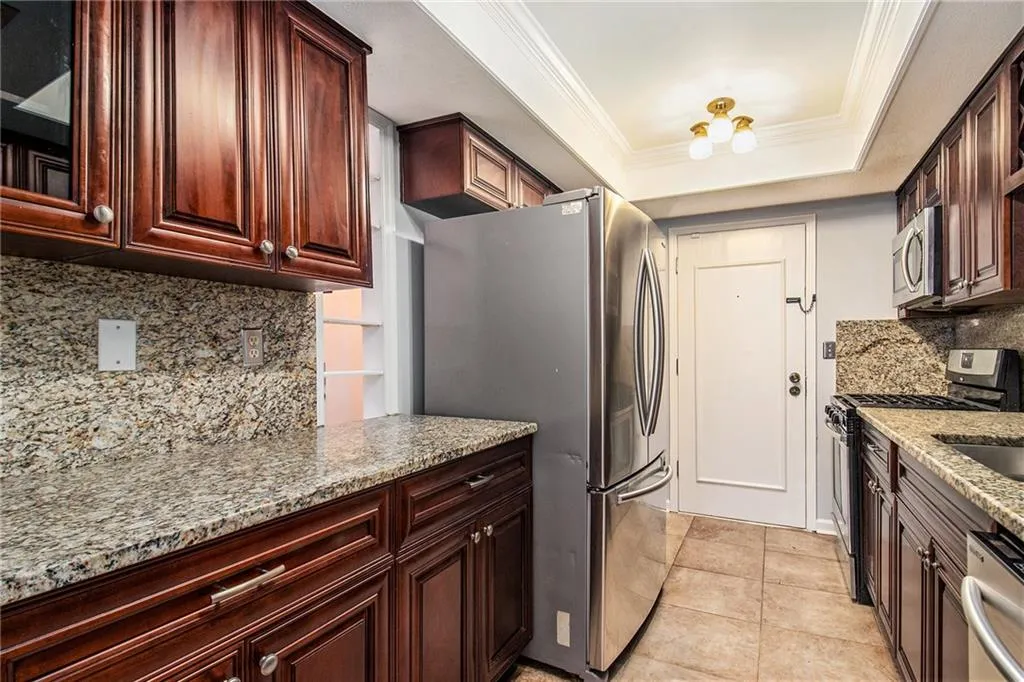 6851 Roswell Road Ne Unit M19, Sandy Springs, Georgia 30328, 4 Bedrooms Bedrooms, ,2 BathroomsBathrooms,Residential,Sold,6851 Roswell Road Ne Unit M19,7236710