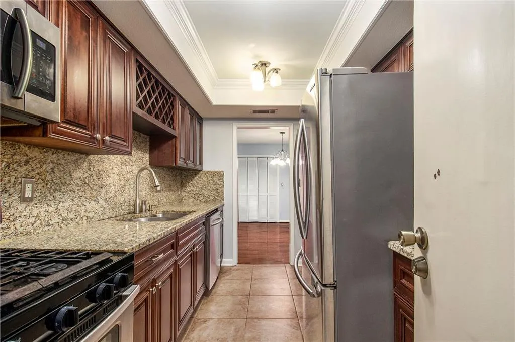 6851 Roswell Road Ne Unit M19, Sandy Springs, Georgia 30328, 4 Bedrooms Bedrooms, ,2 BathroomsBathrooms,Residential,Sold,6851 Roswell Road Ne Unit M19,7236710