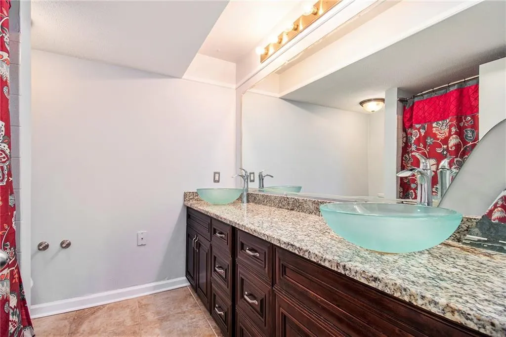 6851 Roswell Road Ne Unit M19, Sandy Springs, Georgia 30328, 4 Bedrooms Bedrooms, ,2 BathroomsBathrooms,Residential,Sold,6851 Roswell Road Ne Unit M19,7236710