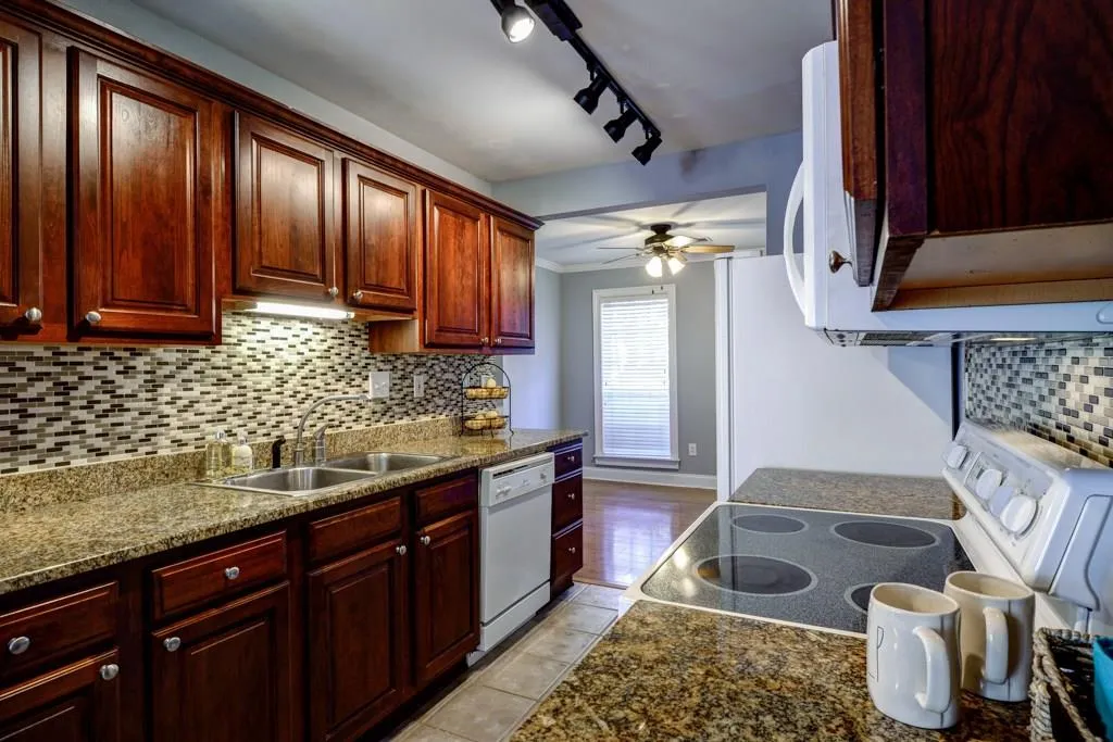 1204 Masons Creek Circle, Sandy Springs, Georgia 30350, 2 Bedrooms Bedrooms, ,2 BathroomsBathrooms,Residential,Sold,1204 Masons Creek Circle,5637316