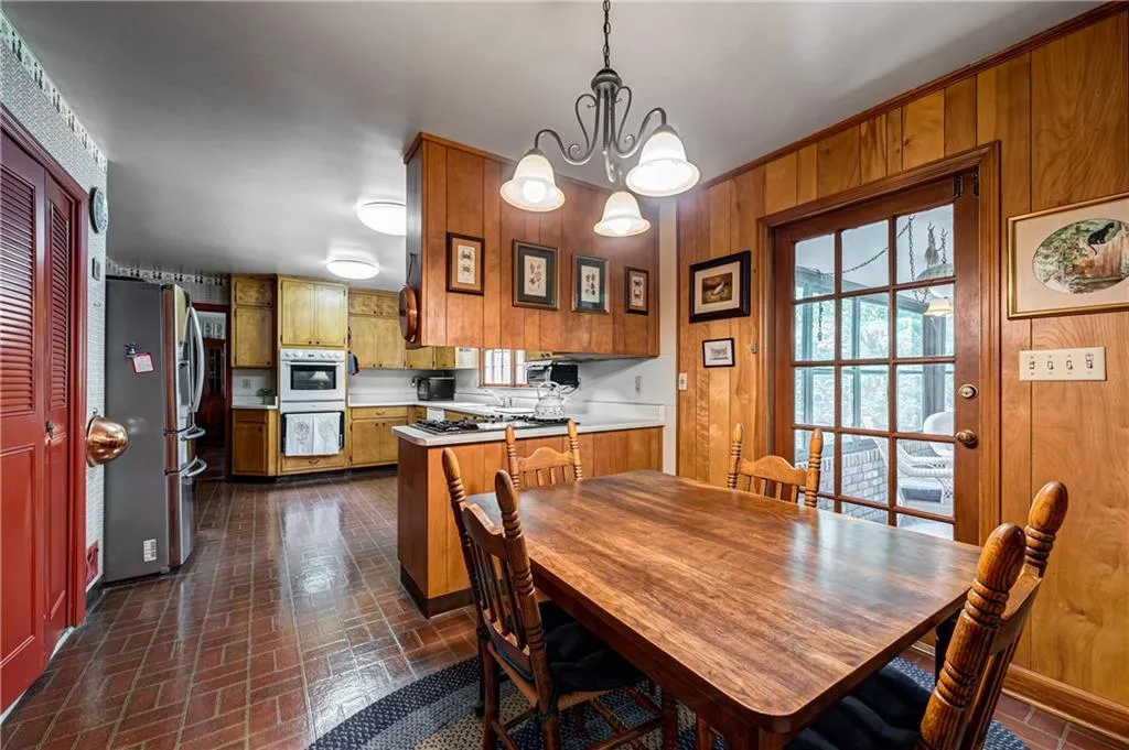 6205 Aberdeen Drive, Sandy Springs, Georgia 30328, 4 Bedrooms Bedrooms, ,3 BathroomsBathrooms,Residential,Sold,6205 Aberdeen Drive,6751986