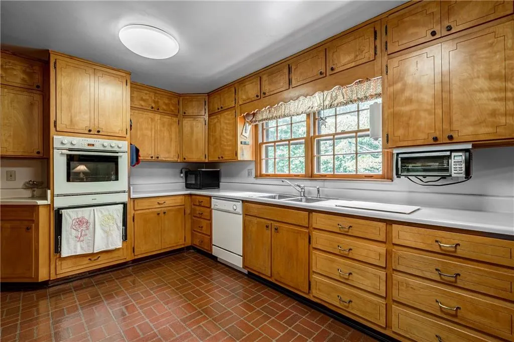 6205 Aberdeen Drive, Sandy Springs, Georgia 30328, 4 Bedrooms Bedrooms, ,3 BathroomsBathrooms,Residential,Sold,6205 Aberdeen Drive,6751986