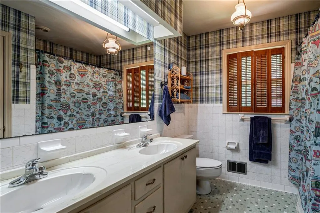6205 Aberdeen Drive, Sandy Springs, Georgia 30328, 4 Bedrooms Bedrooms, ,3 BathroomsBathrooms,Residential,Sold,6205 Aberdeen Drive,6751986