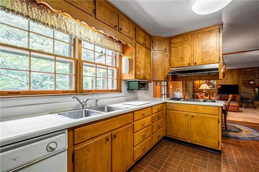 6205 Aberdeen Drive, Sandy Springs, Georgia 30328, 4 Bedrooms Bedrooms, ,3 BathroomsBathrooms,Residential,Sold,6205 Aberdeen Drive,6751986