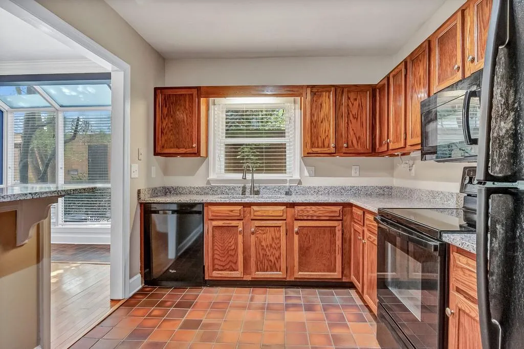 7500 Roswell Road Unit 33, Sandy Springs, Georgia 30350, 2 Bedrooms Bedrooms, ,2 BathroomsBathrooms,Residential,Sold,7500 Roswell Road Unit 33,6862366