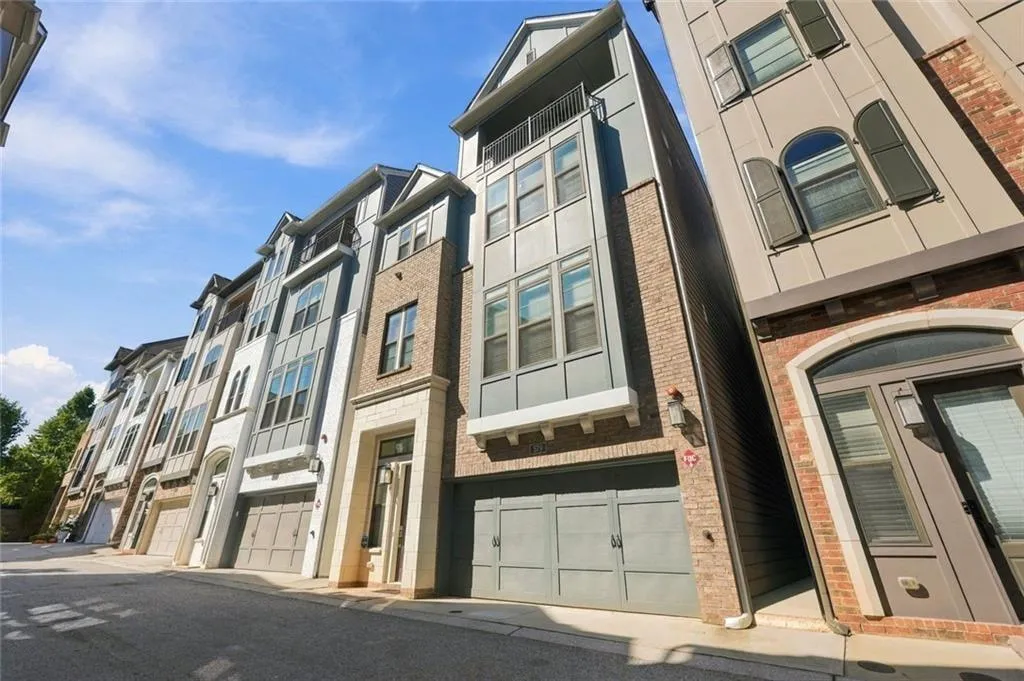 579 Broadview Place Ne, Atlanta, Georgia 30324, 3 Bedrooms Bedrooms, 0 ,3 BathroomsBathrooms,Residential,For Sale,579 Broadview Place Ne,7847316