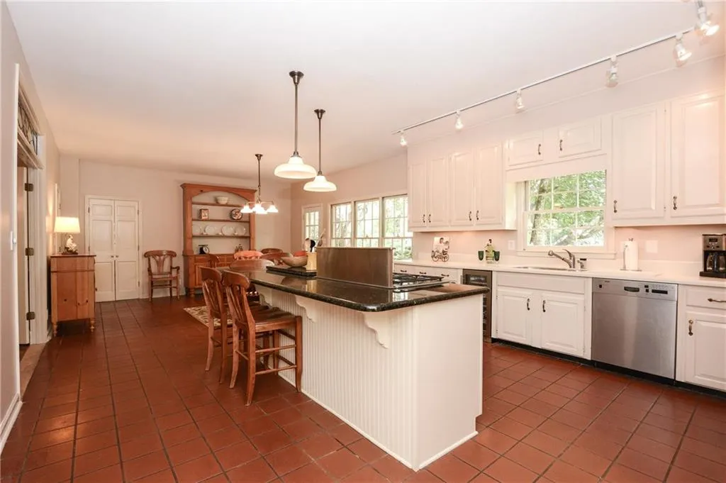 9125 Huntcliff Trace, Atlanta, Georgia 30350, 6 Bedrooms Bedrooms, ,5 BathroomsBathrooms,Residential,Sold,9125 Huntcliff Trace,5745990