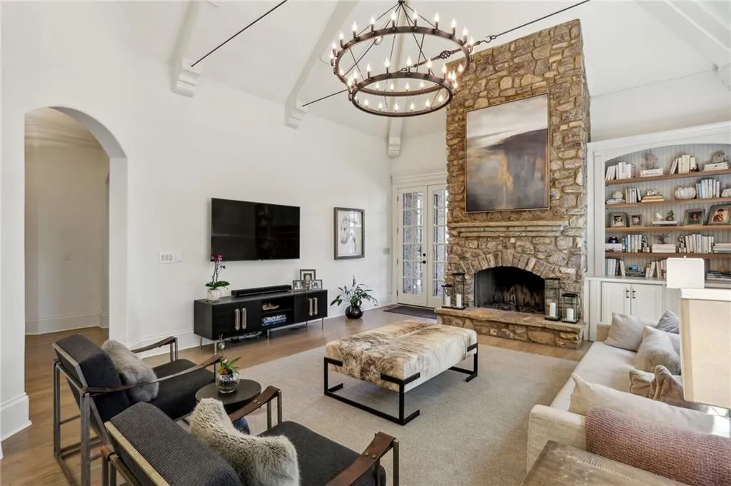 710 E Northway Lane, Atlanta, Georgia 30342, 6 Bedrooms Bedrooms, ,5 BathroomsBathrooms,Residential,Sold,710 E Northway Lane,7550813