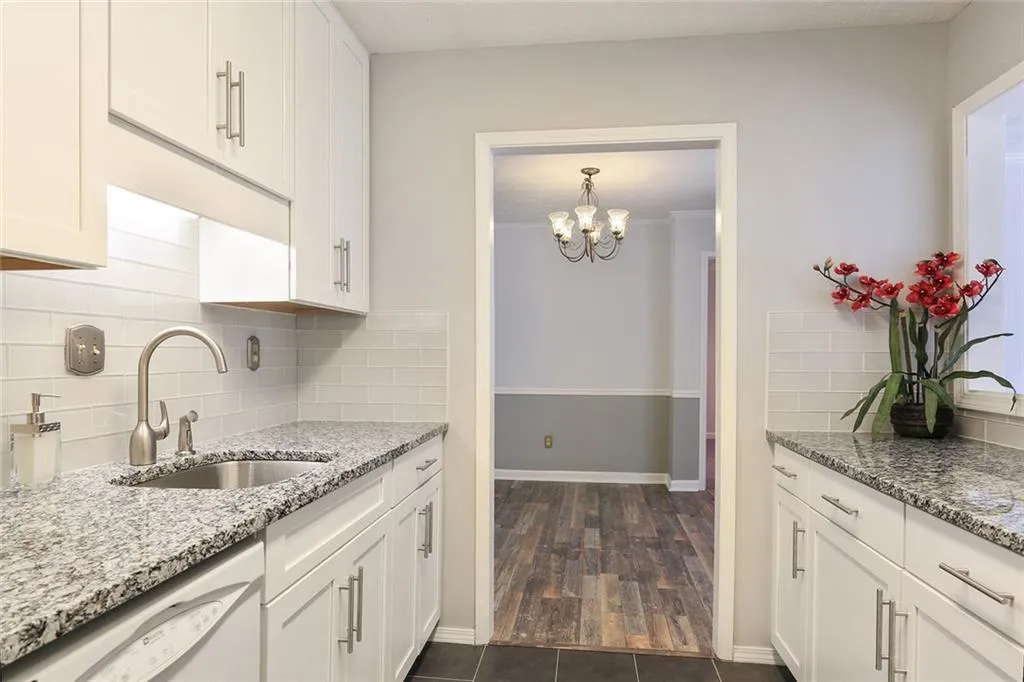 408 Natchez Trace, Sandy Springs, Georgia 30350, 2 Bedrooms Bedrooms, ,2 BathroomsBathrooms,Residential,Sold,408 Natchez Trace,5781329