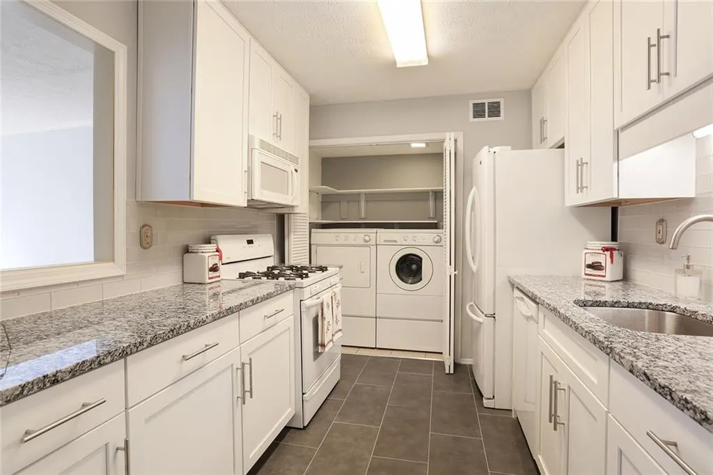 408 Natchez Trace, Sandy Springs, Georgia 30350, 2 Bedrooms Bedrooms, ,2 BathroomsBathrooms,Residential,Sold,408 Natchez Trace,5781329