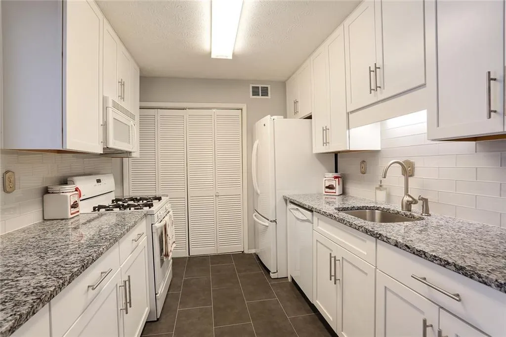408 Natchez Trace, Sandy Springs, Georgia 30350, 2 Bedrooms Bedrooms, ,2 BathroomsBathrooms,Residential,Sold,408 Natchez Trace,5781329