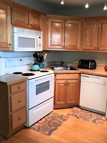 315 Hilderbrand Drive Unit B4, Sandy Springs, Georgia 30328, 2 Bedrooms Bedrooms, ,1 BathroomBathrooms,Residential,Sold,315 Hilderbrand Drive Unit B4,6037220