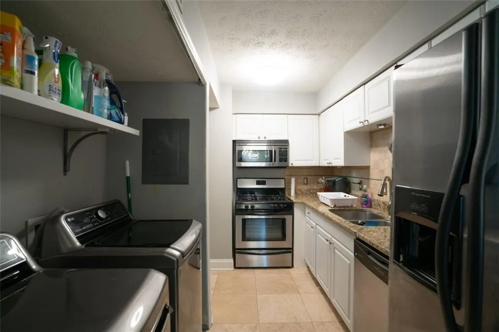 6980 Roswell Road Unit C6, Atlanta, Georgia 30328, 2 Bedrooms Bedrooms, ,1 BathroomBathrooms,Residential,Sold,6980 Roswell Road Unit C6,6965882