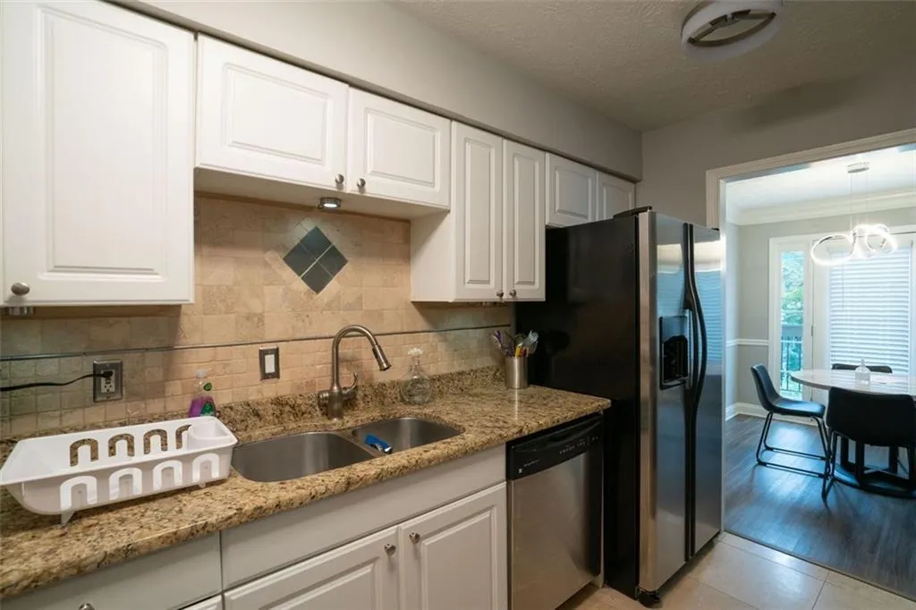 6980 Roswell Road Unit C6, Atlanta, Georgia 30328, 2 Bedrooms Bedrooms, ,1 BathroomBathrooms,Residential,Sold,6980 Roswell Road Unit C6,6965882