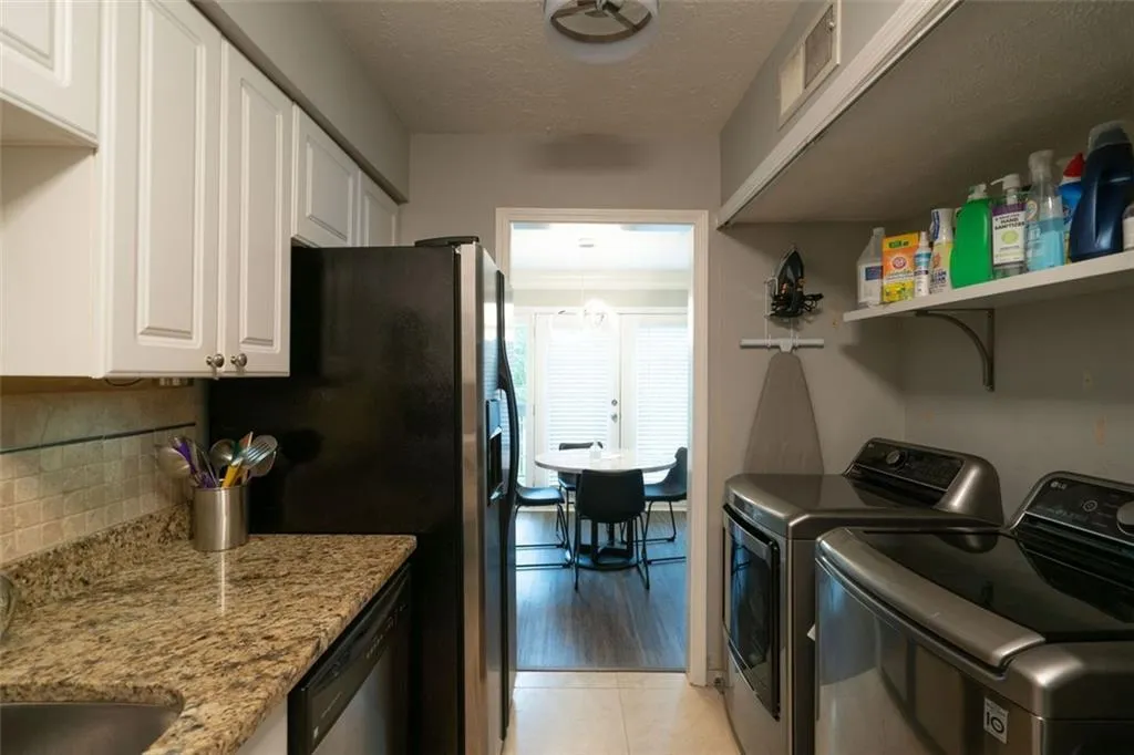 6980 Roswell Road Unit C6, Atlanta, Georgia 30328, 2 Bedrooms Bedrooms, ,1 BathroomBathrooms,Residential,Sold,6980 Roswell Road Unit C6,6965882