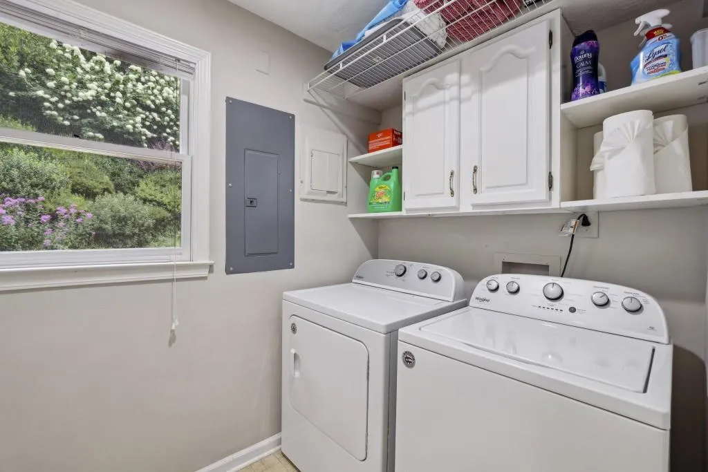 390 W Spalding Drive, Sandy Springs, Georgia 30328, 4 Bedrooms Bedrooms, ,4 BathroomsBathrooms,Residential,For Sale,390 W Spalding Drive,7619896