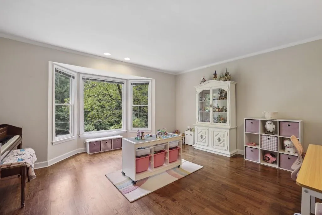 390 W Spalding Drive, Sandy Springs, Georgia 30328, 4 Bedrooms Bedrooms, ,4 BathroomsBathrooms,Residential,For Sale,390 W Spalding Drive,7619896