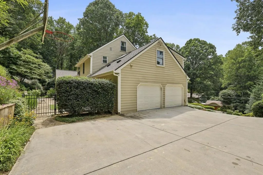 390 W Spalding Drive, Sandy Springs, Georgia 30328, 4 Bedrooms Bedrooms, ,4 BathroomsBathrooms,Residential,For Sale,390 W Spalding Drive,7619896