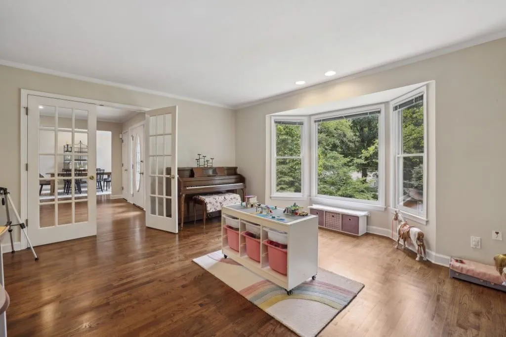 390 W Spalding Drive, Sandy Springs, Georgia 30328, 4 Bedrooms Bedrooms, ,4 BathroomsBathrooms,Residential,For Sale,390 W Spalding Drive,7619896