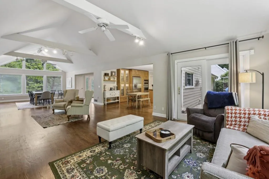 390 W Spalding Drive, Sandy Springs, Georgia 30328, 4 Bedrooms Bedrooms, ,4 BathroomsBathrooms,Residential,For Sale,390 W Spalding Drive,7619896