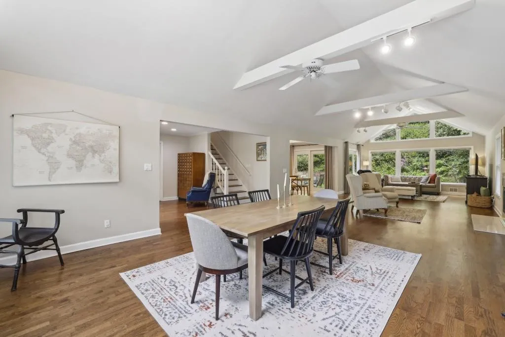 390 W Spalding Drive, Sandy Springs, Georgia 30328, 4 Bedrooms Bedrooms, ,4 BathroomsBathrooms,Residential,For Sale,390 W Spalding Drive,7619896