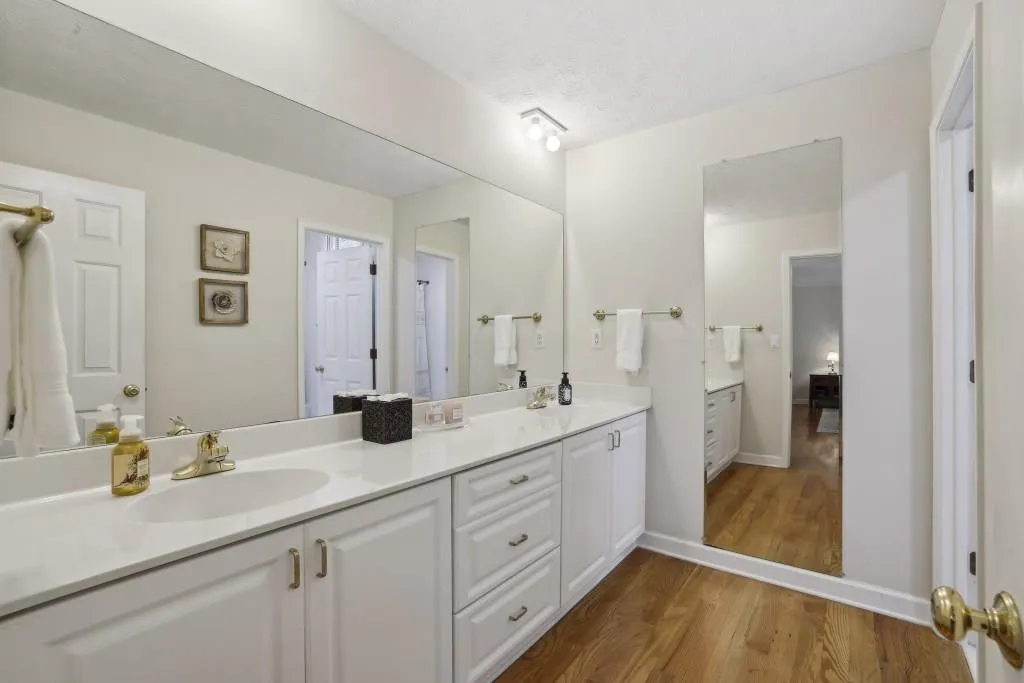 390 W Spalding Drive, Sandy Springs, Georgia 30328, 4 Bedrooms Bedrooms, ,4 BathroomsBathrooms,Residential,For Sale,390 W Spalding Drive,7619896