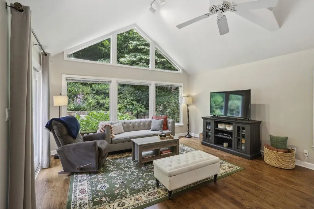 390 W Spalding Drive, Sandy Springs, Georgia 30328, 4 Bedrooms Bedrooms, ,4 BathroomsBathrooms,Residential,For Sale,390 W Spalding Drive,7619896