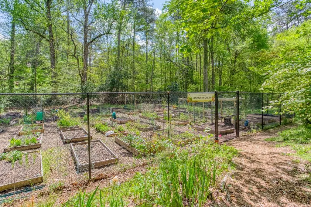 390 W Spalding Drive, Sandy Springs, Georgia 30328, 4 Bedrooms Bedrooms, ,4 BathroomsBathrooms,Residential,For Sale,390 W Spalding Drive,7619896