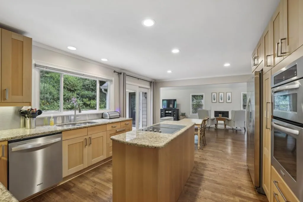 390 W Spalding Drive, Sandy Springs, Georgia 30328, 4 Bedrooms Bedrooms, ,4 BathroomsBathrooms,Residential,For Sale,390 W Spalding Drive,7619896