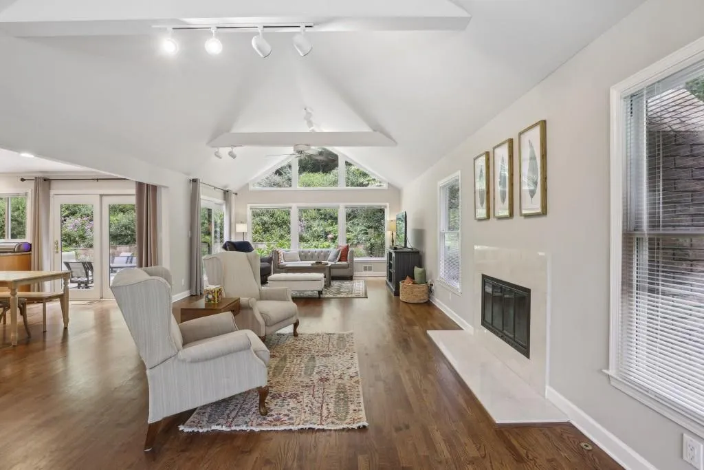 390 W Spalding Drive, Sandy Springs, Georgia 30328, 4 Bedrooms Bedrooms, ,4 BathroomsBathrooms,Residential,For Sale,390 W Spalding Drive,7619896