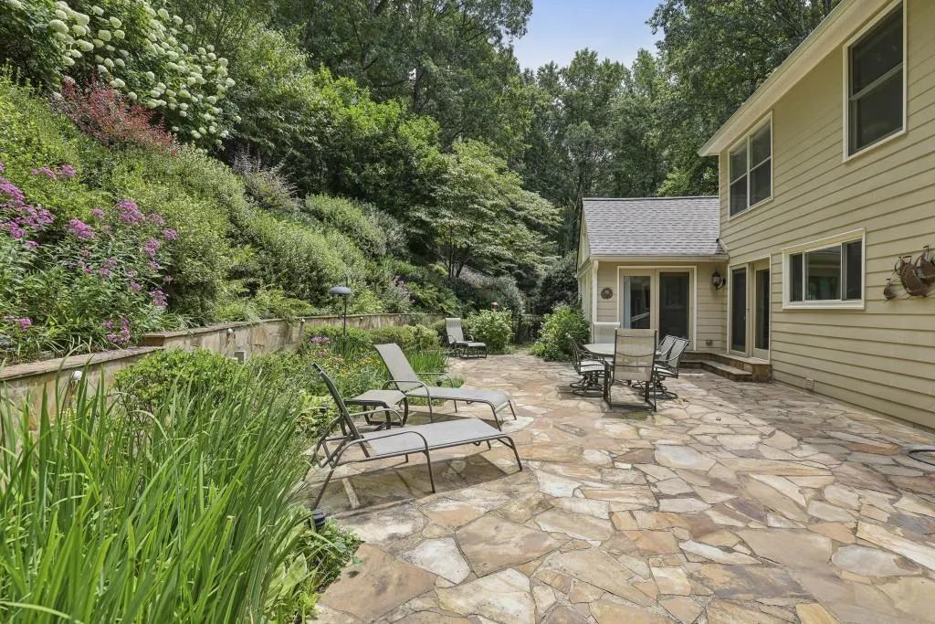 390 W Spalding Drive, Sandy Springs, Georgia 30328, 4 Bedrooms Bedrooms, ,4 BathroomsBathrooms,Residential,For Sale,390 W Spalding Drive,7619896